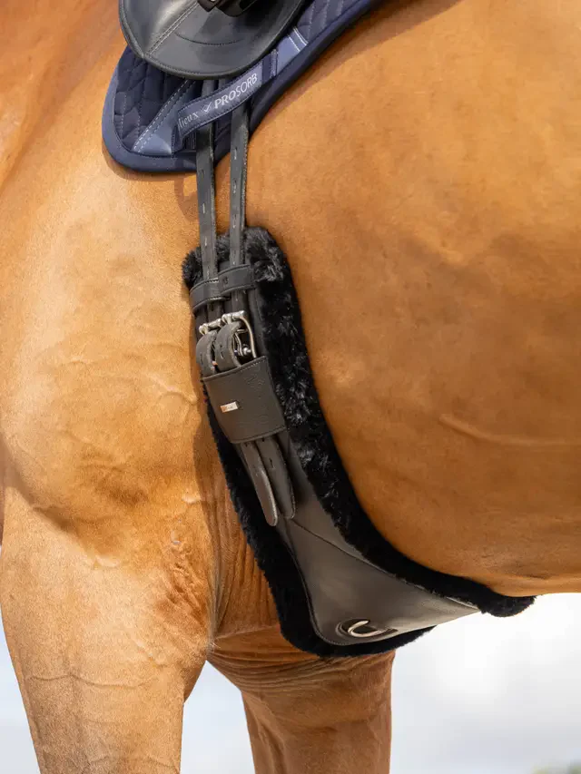 Le Mieux Arika Simuwool Contoured Dressage Girth Black - Image 2