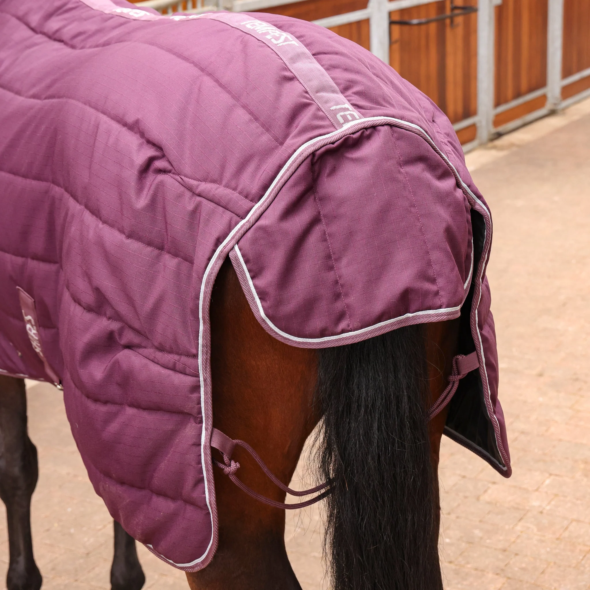 Shires Tempest Original 300g Combo Stable Rug Burgundy - Image 2